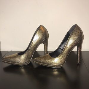 Gold comfy heels!